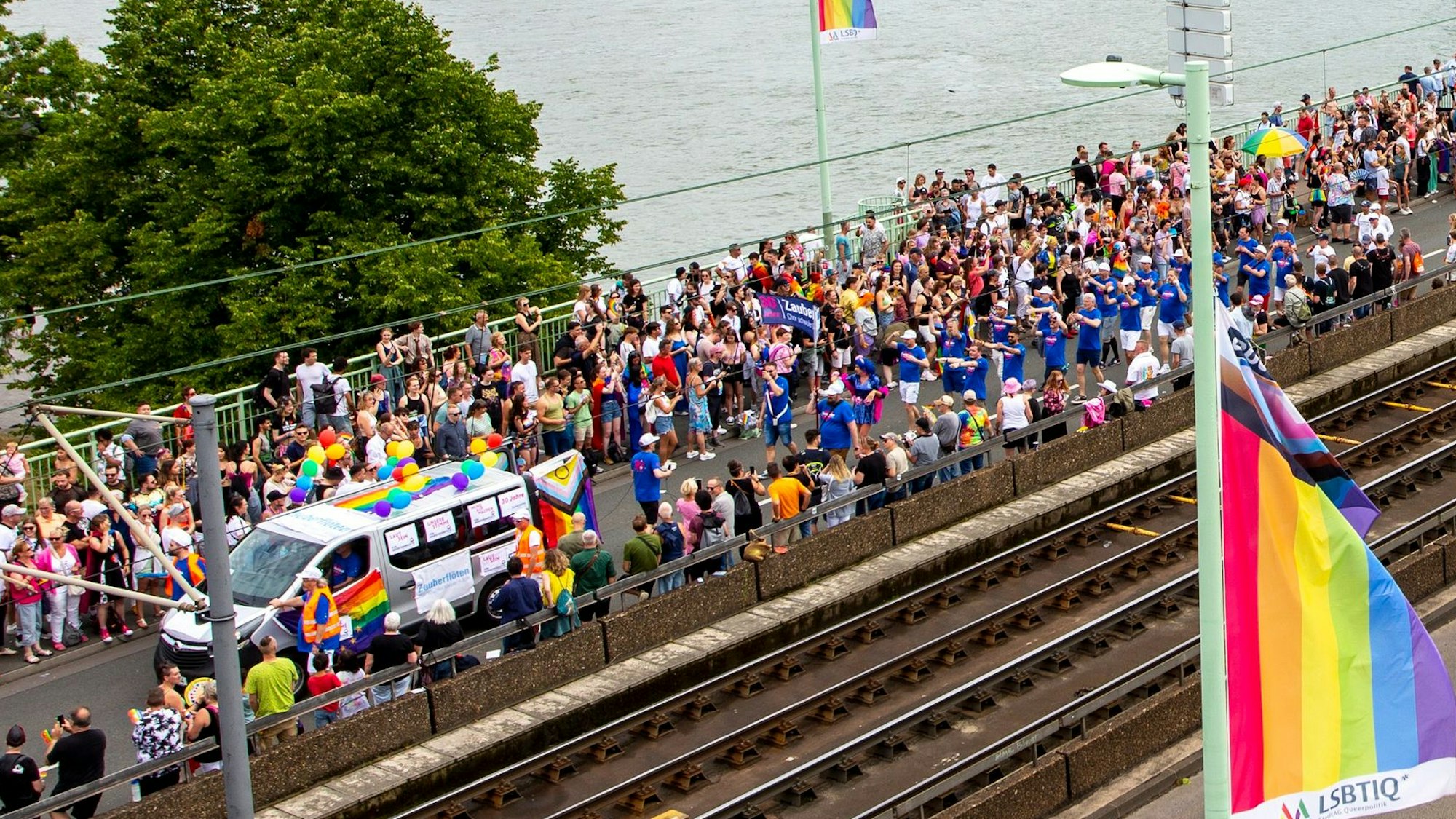 Der CSD 2024 zieht über die Deutzer Brücke.