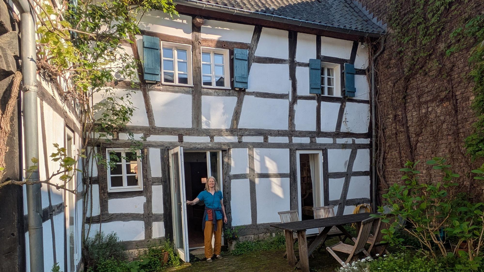 Ursula Rosiny-Moos im Innenhof des Winzerhauses.