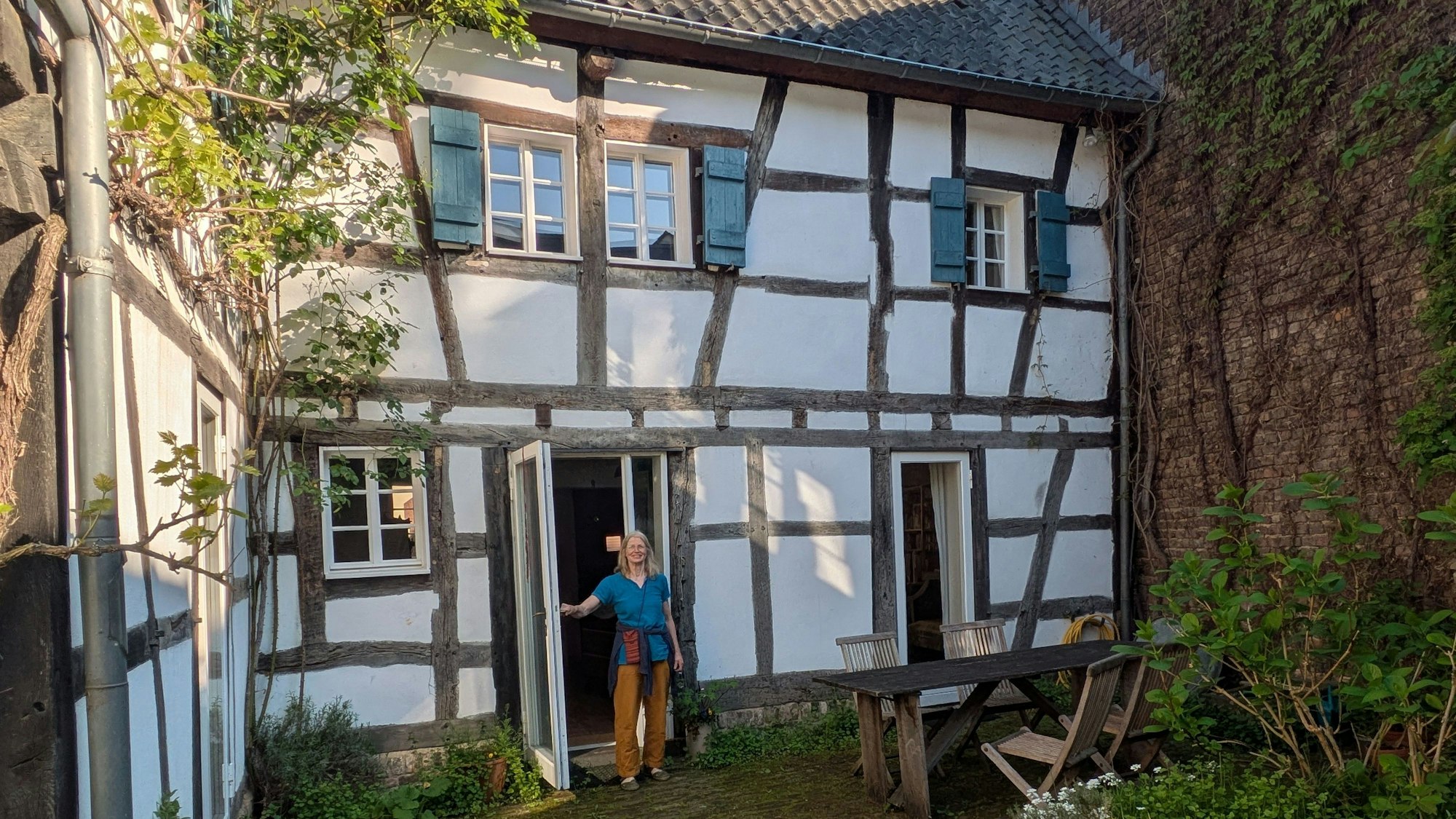 Ursula Rosiny-Moos im Innenhof des Winzerhauses.