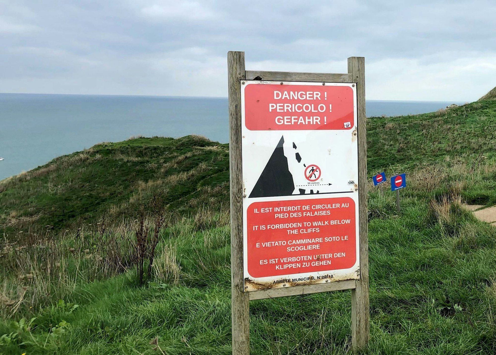 Seit langem wird vor Felsabbrüchen und Unfällen an den Kreidefelsen von Étretat gewarnt. (Archivbild)