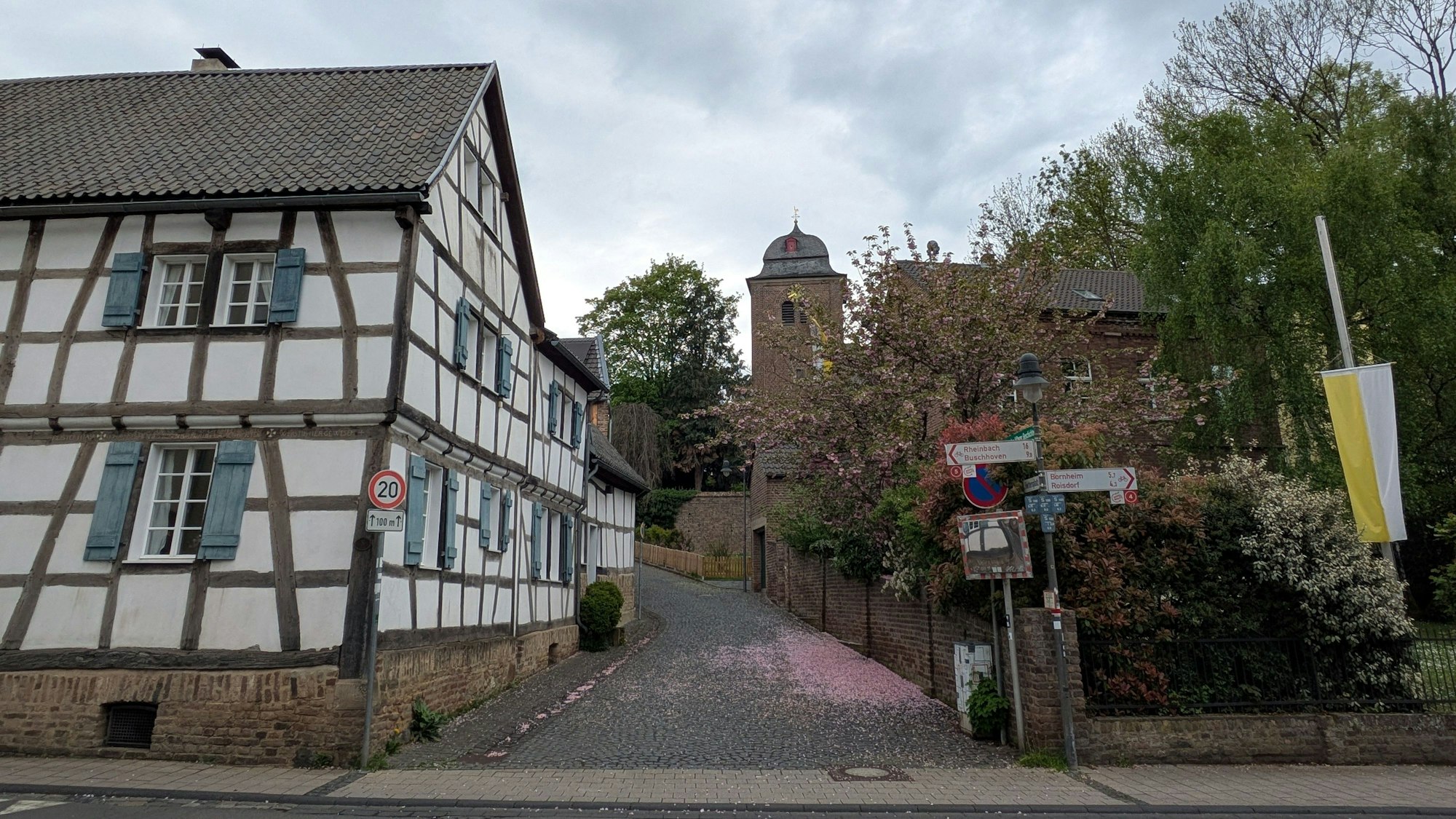 Das ehemalige Winzerhaus am Hertersplatz mit Blick Richtung Pfarrkirche St. Matthäus.