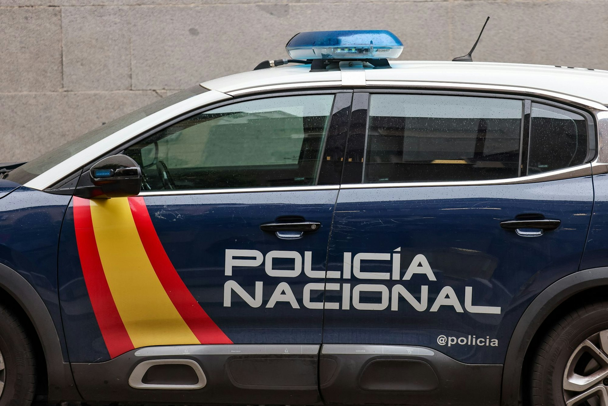 Ein Auto ist in Barcelona eine wartende Menge von Fußballfans gefahren. Dabei wurden nach Angaben der Polizei 13 Menschen verletzt. Die Polizei geht von einem Unfall aus. (Archivbild)