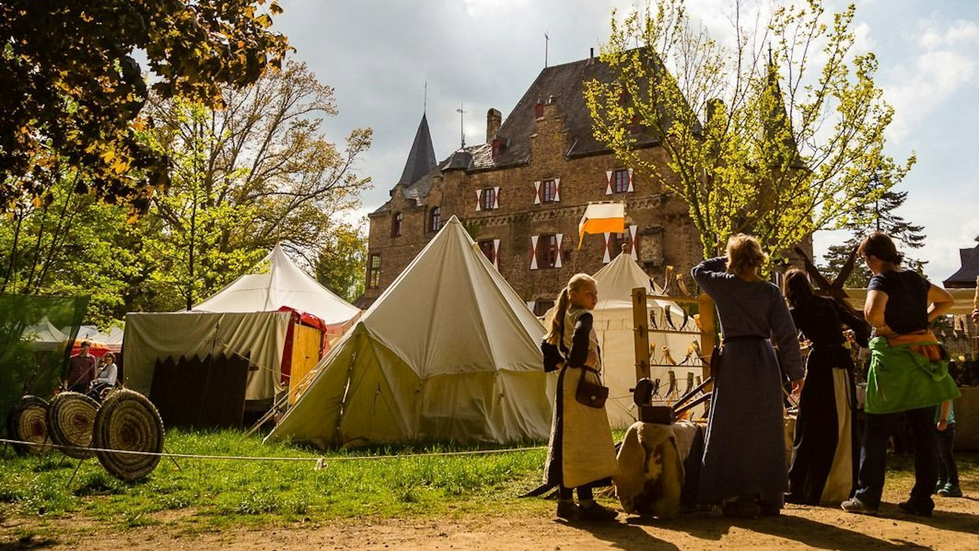 Burg Satzvey lädt alle Nachwuchsritter ein zum großen Kinder-Ritterfest.