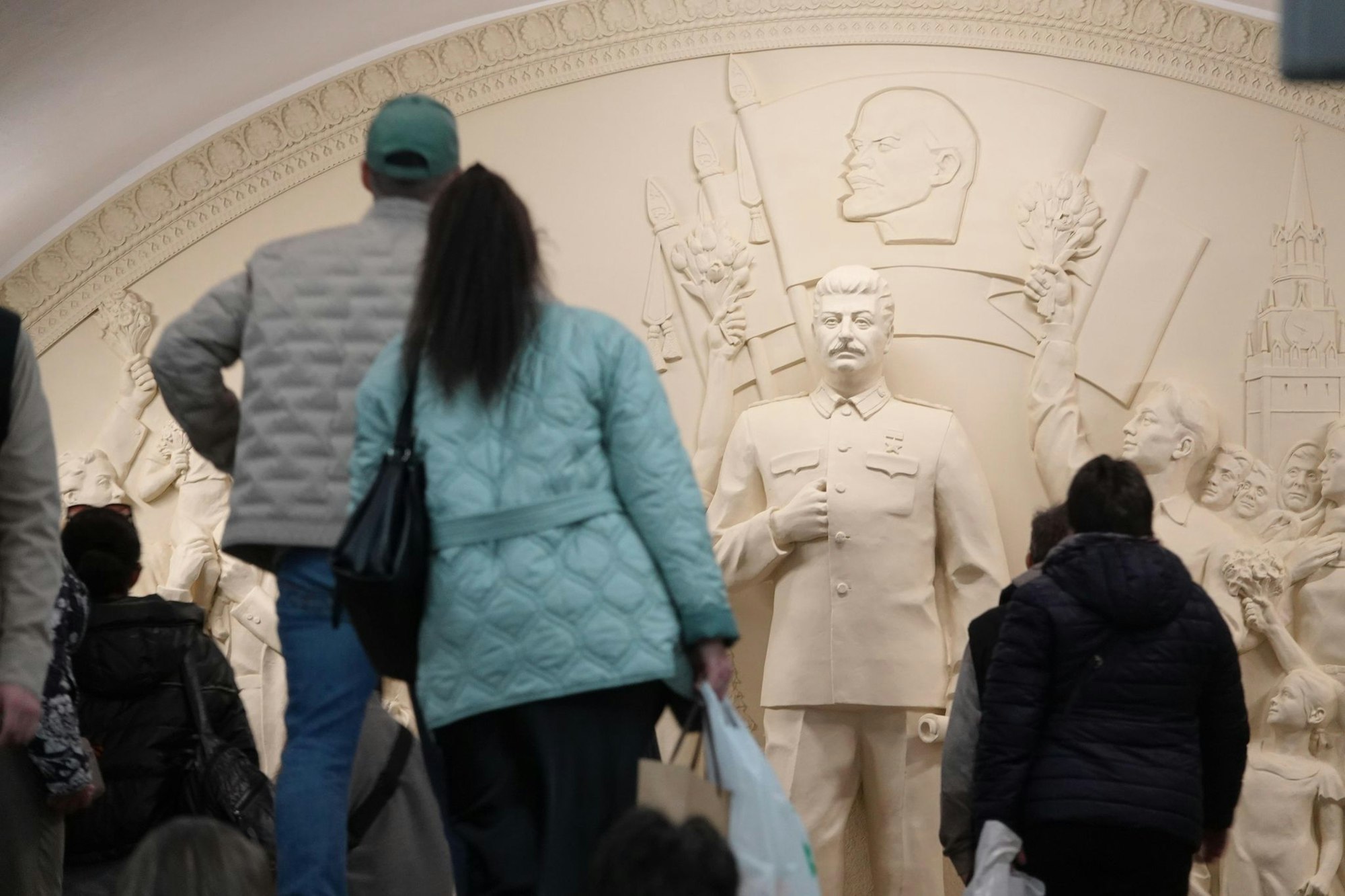 Historiker machen Sowjetdiktator Josef Stalin für den Tod von Millionen Menschen verantwortlich - nun erinnert ein Denkmal in der Moskauer Metro an ihn.