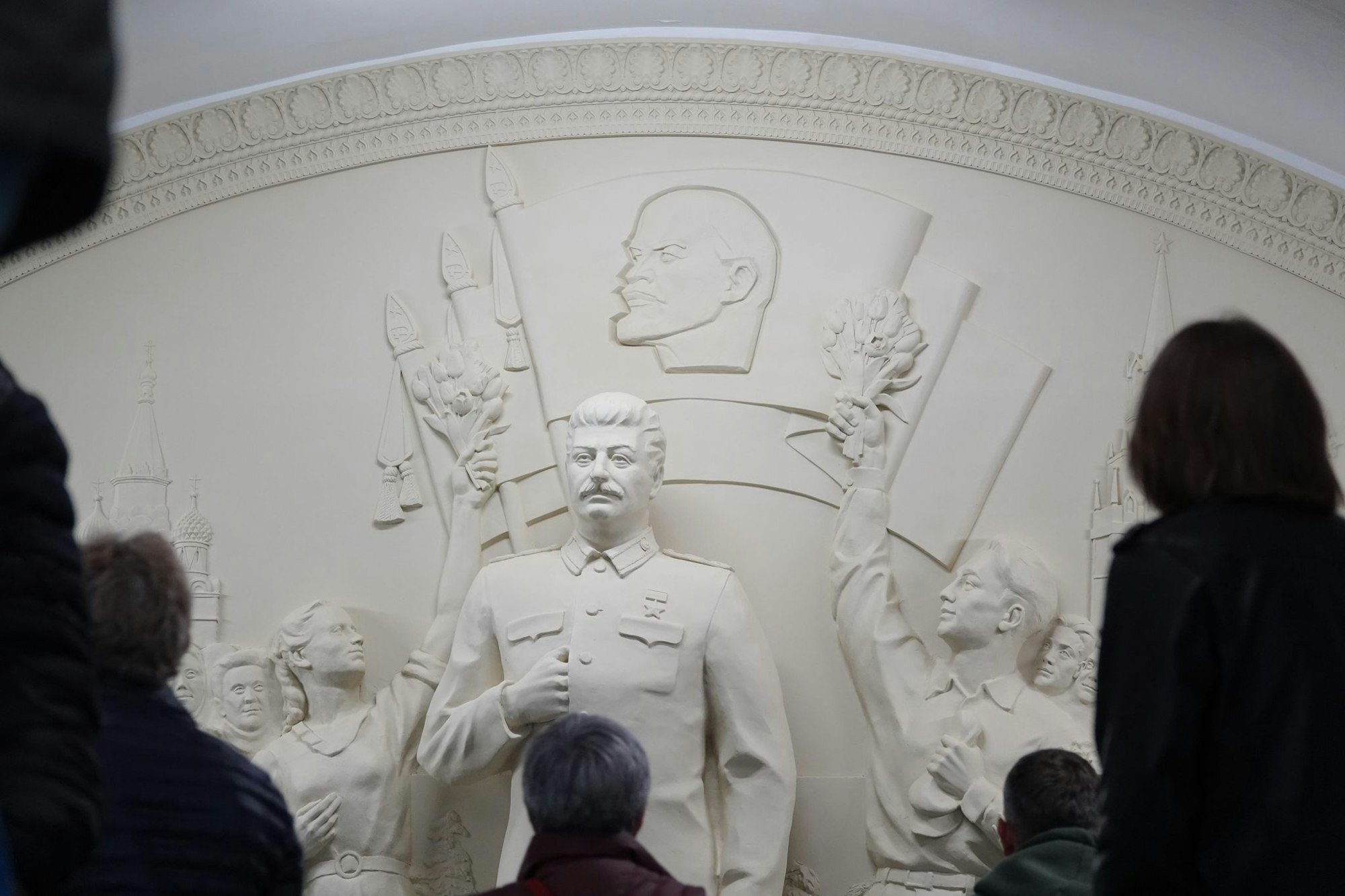 Historiker machen Sowjetdiktator Josef Stalin für den Tod von Millionen Menschen verantwortlich - nun erinnert ein Denkmal in der Moskauer Metro an ihn.
