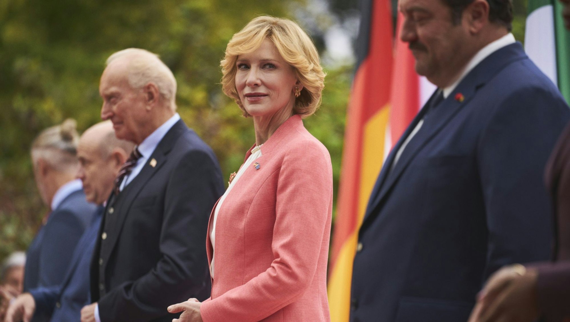 In der absurden Polit-Satire «Tanz der Titanen» tritt Cate Blanchett als deutsche Kanzlerin auf.