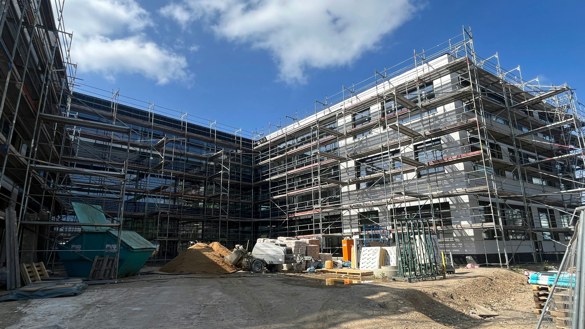 Der zwei- bis dreigeschossige Bau wird unter Berücksichtigung ökologischer und nachhaltiger Aspekte ausgeführt.