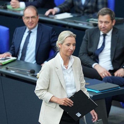 Alice Weidel geht nach der Regierungserklärung zum Rednerpult. Im Hintergrund sitzen Bundeskanzler Friedrich Merz, Lars Klingbeil und Alexander Dobrindt.