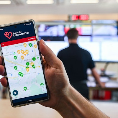 In der Integrierten Leitstelle Freiburg Breisgau-Hochschwarzwald wird eine Smartphone-App gezeigt, mit der Betroffene bei einem Herzstillstand möglichst schnell Hilfe bekommen sollen.