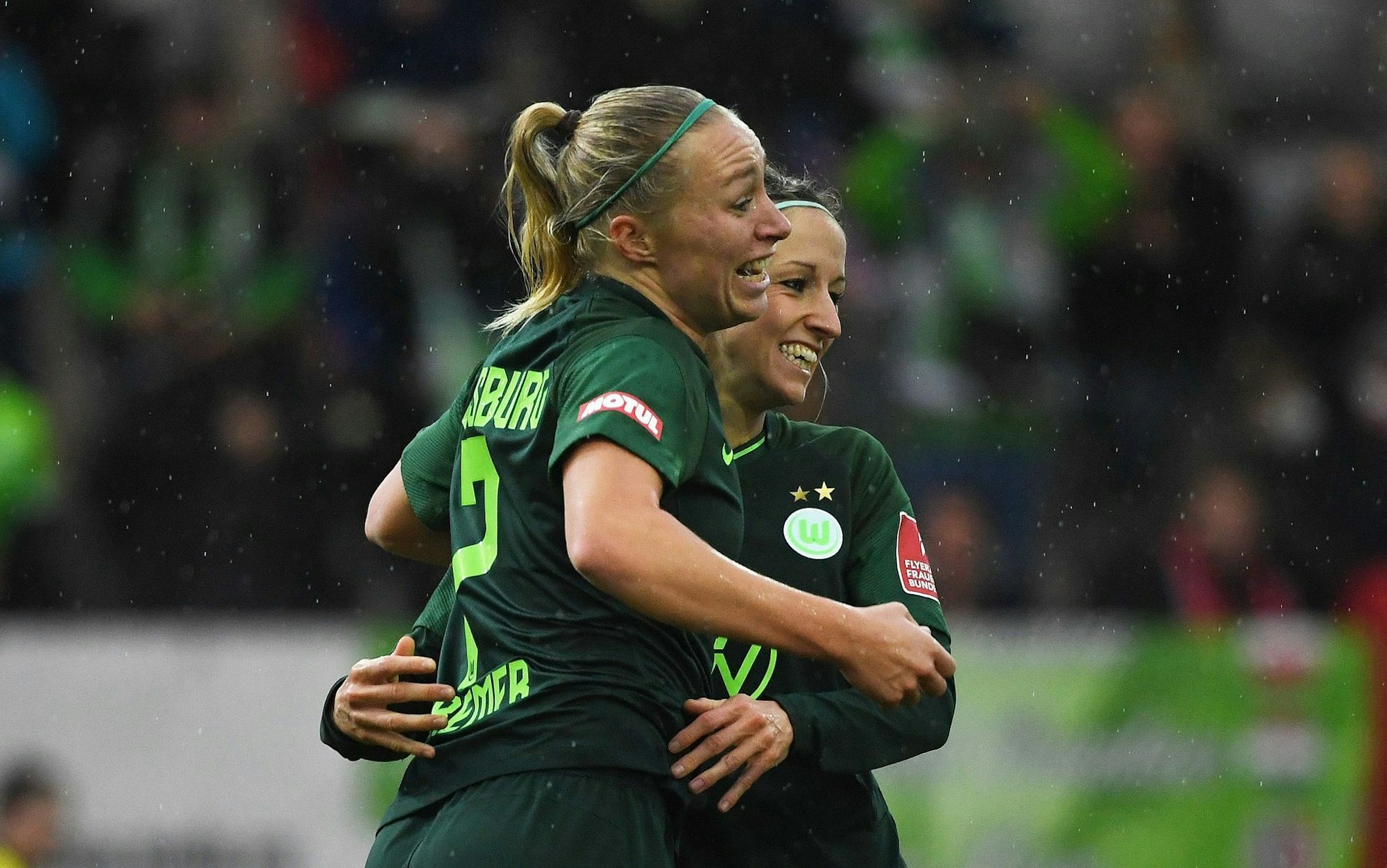 Pauline Bremer (l) spielt kommende Saison beim 1. FC Köln.