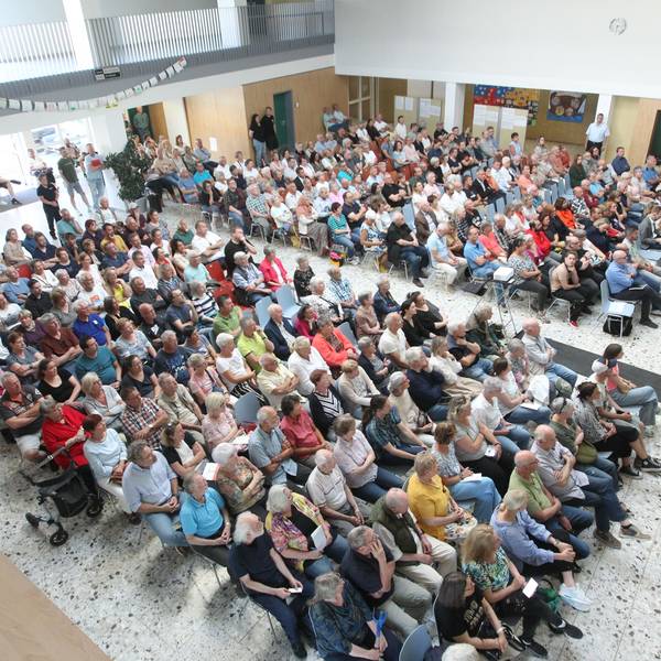 Voll besetzte Stuhlreihen gab es bei der Bürgerinformation der Gemeinde Neunkirchen-Seelscheid in der Aula der Gesamtschule.