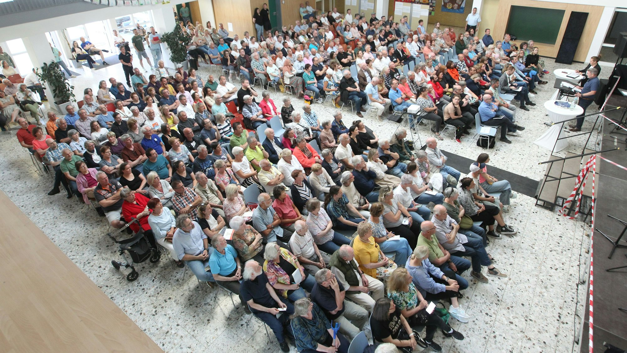 Voll besetzte Stuhlreihen gab es bei der Bürgerinformation der Gemeinde Neunkirchen-Seelscheid in der Aula der Gesamtschule.