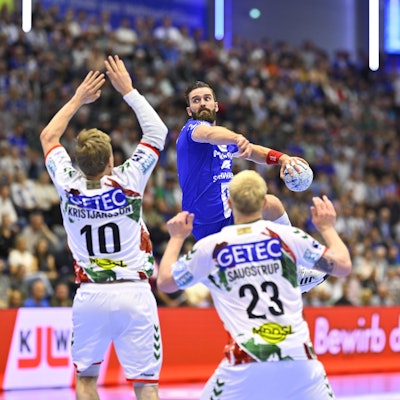 Teitur Einarsson überwindet die Magdeburger Abwehr.