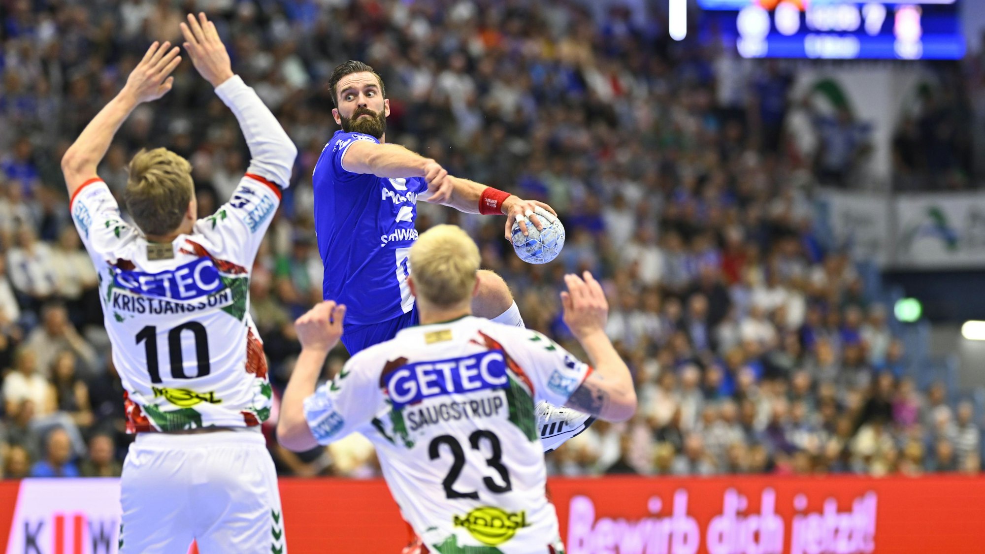 Teitur Einarsson überwindet die Magdeburger Abwehr.