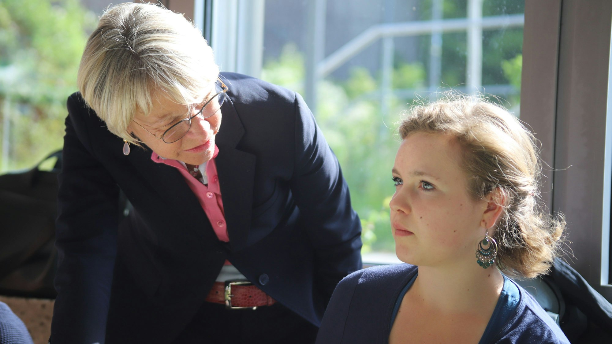 Die Ministerin sprach in einem Klassenraum während der Dalton-Stunde mit Mia über ihre Erfahrungen mit dem pädagogischen Konzept.