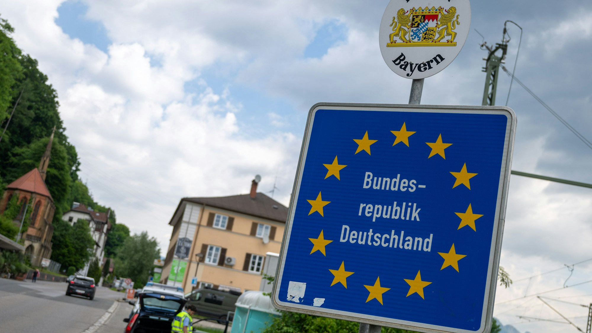 Beamte der Bundespolizei kontrollieren am Grenzübergang von Österreich kommend bei Kiefersfelden.