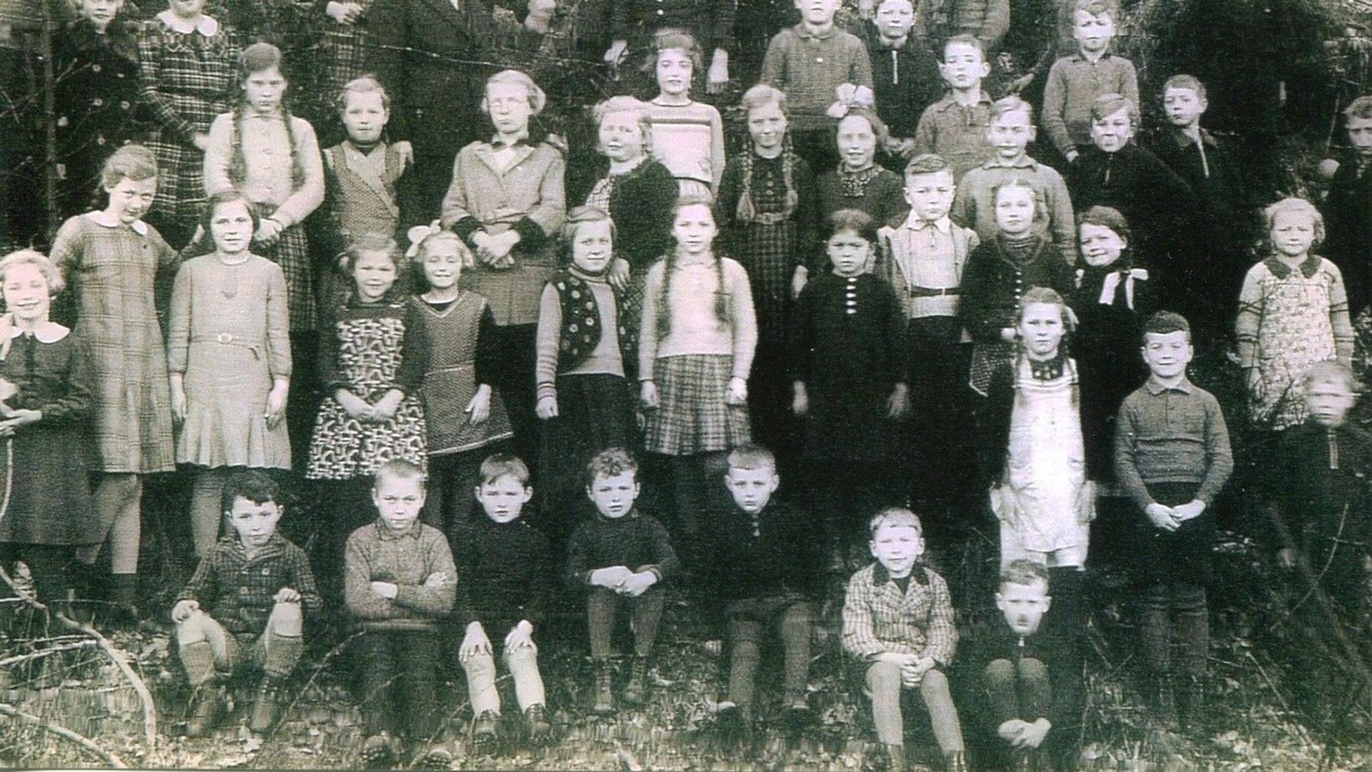 Ein historisches Klassenfoto in Schwarz-Weiß.