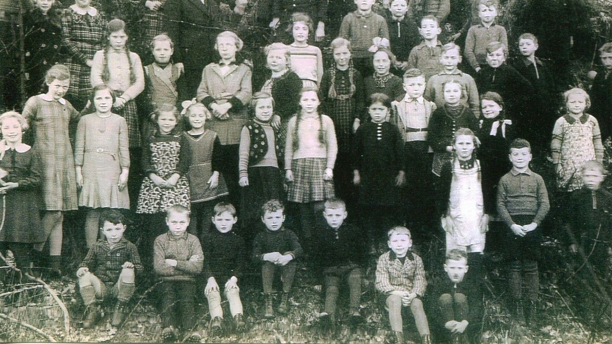 Ein historisches Klassenfoto in Schwarz-Weiß.