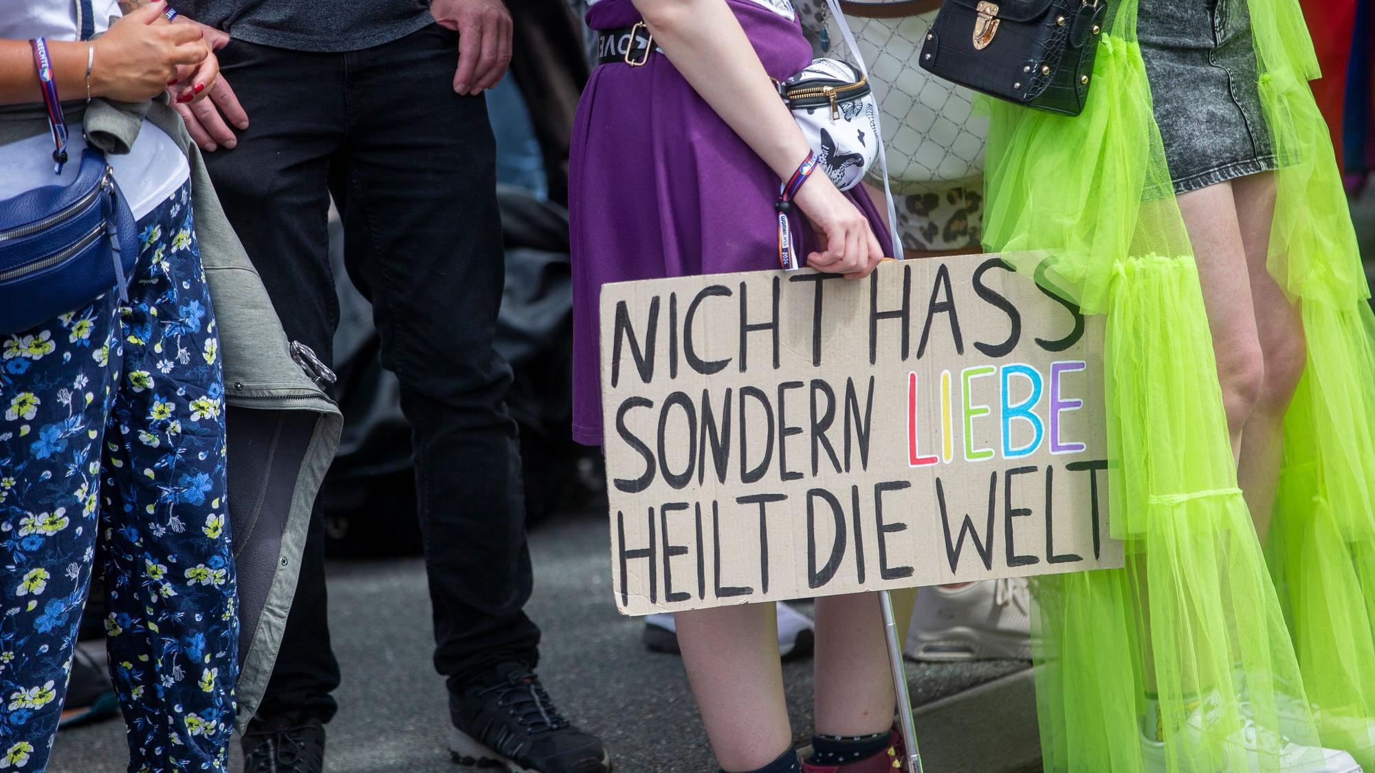 Zuschauer beim CSD in Köln 2024.