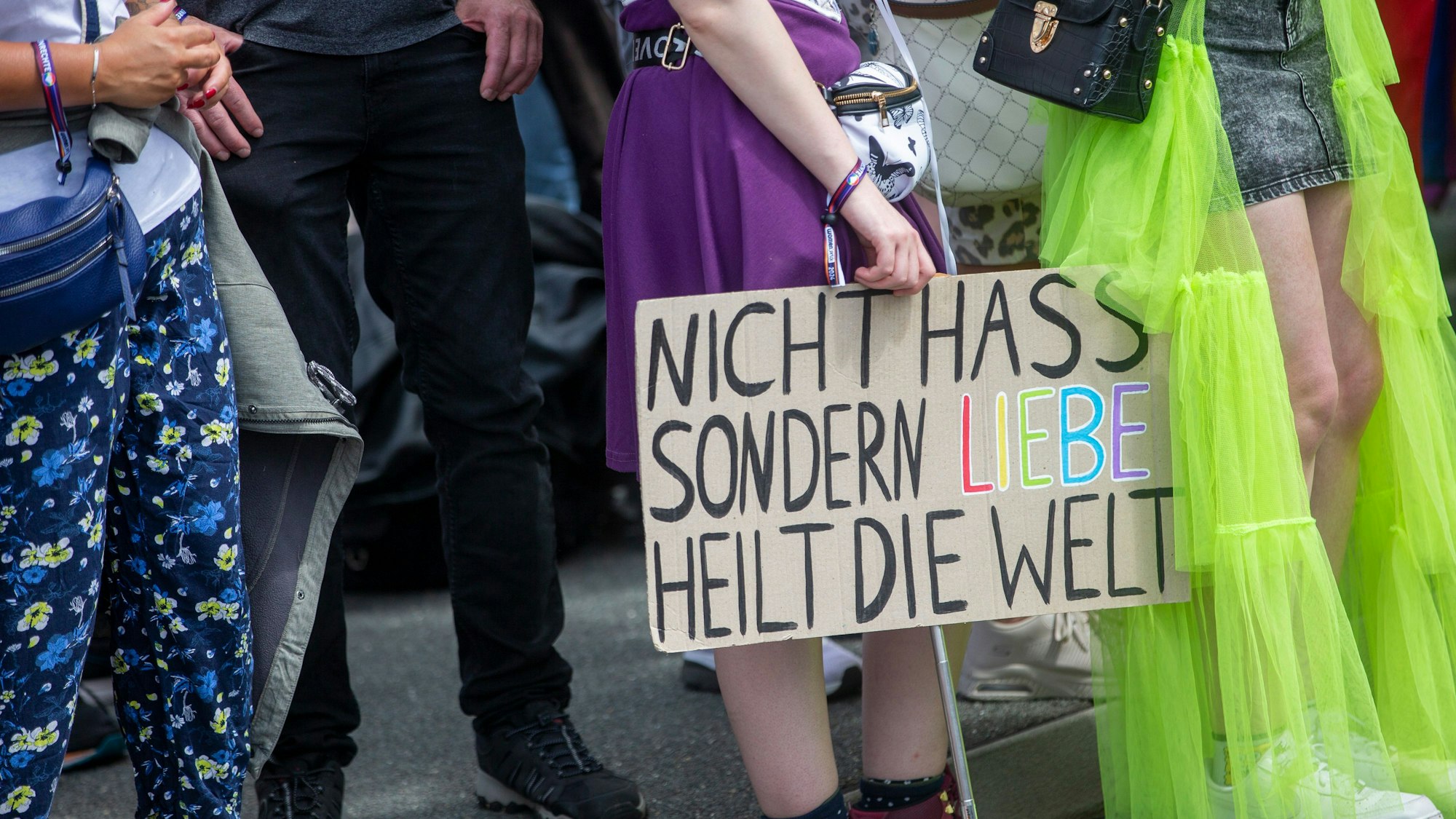 Zuschauer beim CSD in Köln 2024.