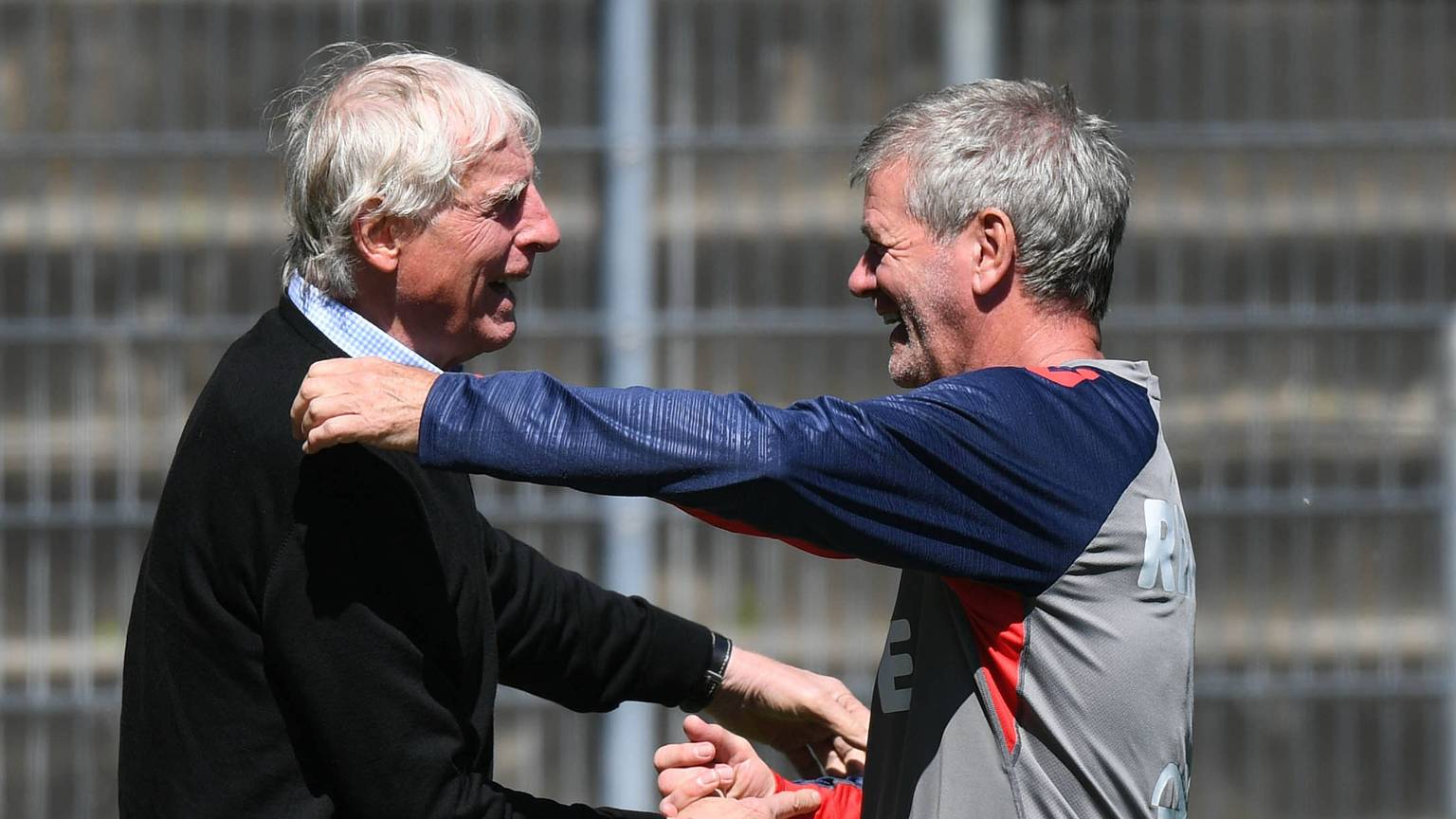 Treffen am Rande des Trainings: Erich Rutemöller (l.) und Friedhelm Funkel.