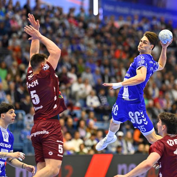 Miro Schluroff beim Wurf im Bundesligaspiel gegen den VfL Potsdam.