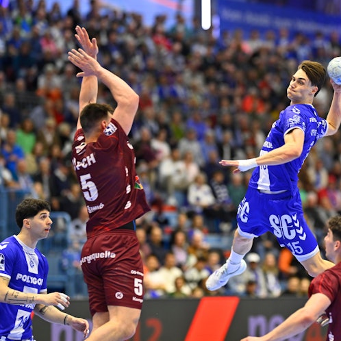 Miro Schluroff beim Wurf im Bundesligaspiel gegen den VfL Potsdam.