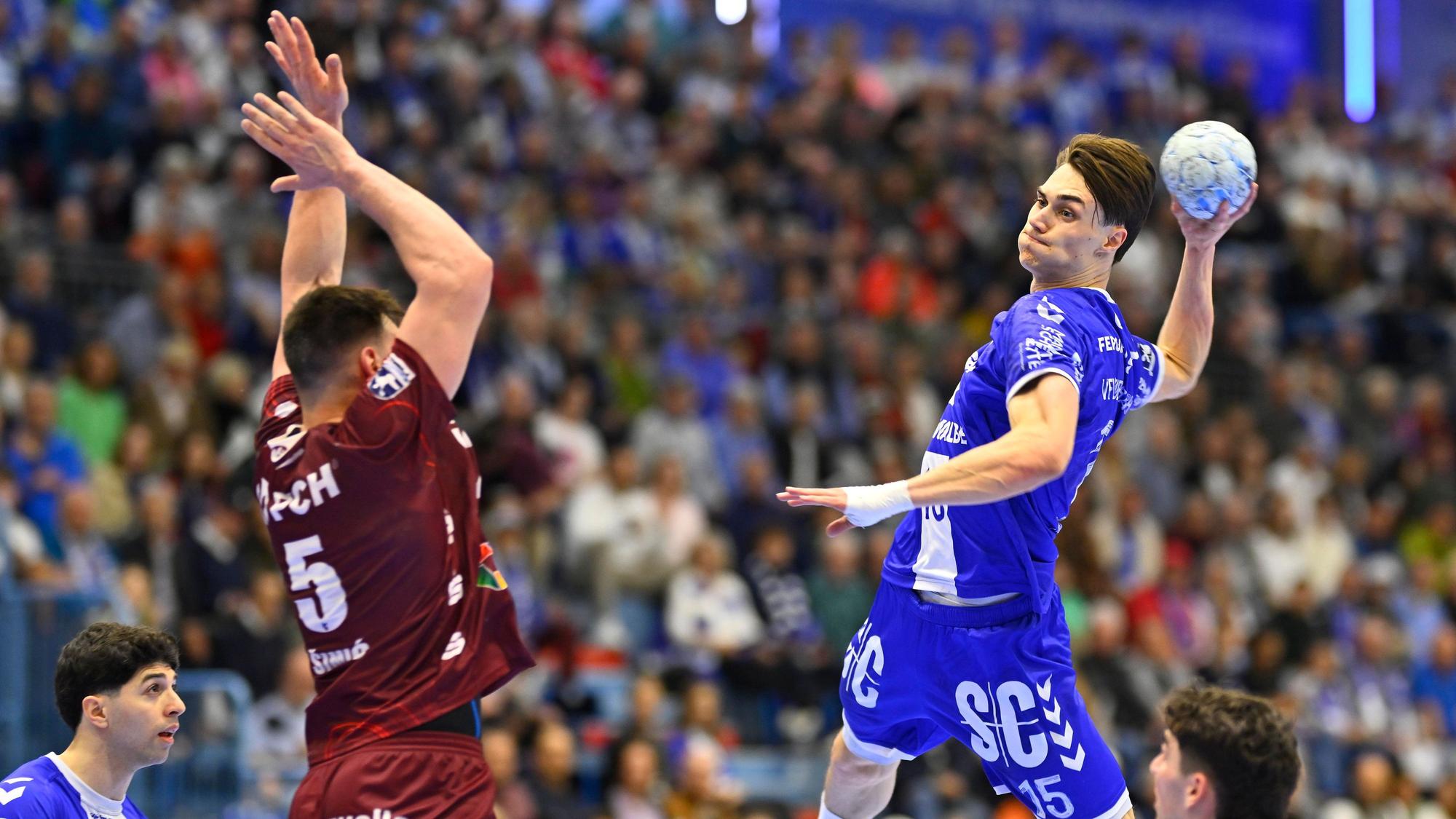 Miro Schluroff beim Wurf im Bundesligaspiel gegen den VfL Potsdam.
