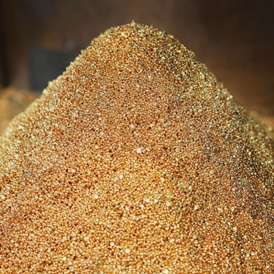 Frisch raffiniertes Goldgranulat liegt vor der Verarbeitung zu Goldbarren in der Schmelzhütte