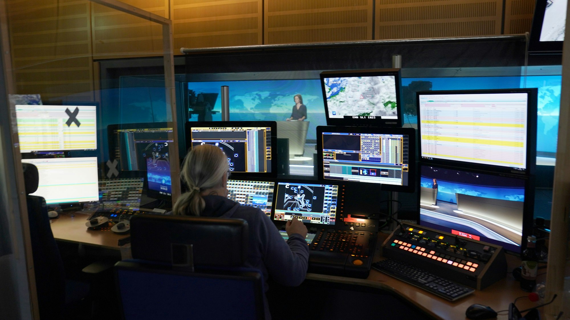 Blick aus dem Regieraum auf Romy Hiller, Moderatorin von ‚Tagesschau24‘, während ihrer Moderation im Nachrichten-TV-Studio von ARD-aktuell auf dem NDR-Gelände. (Archivbild)