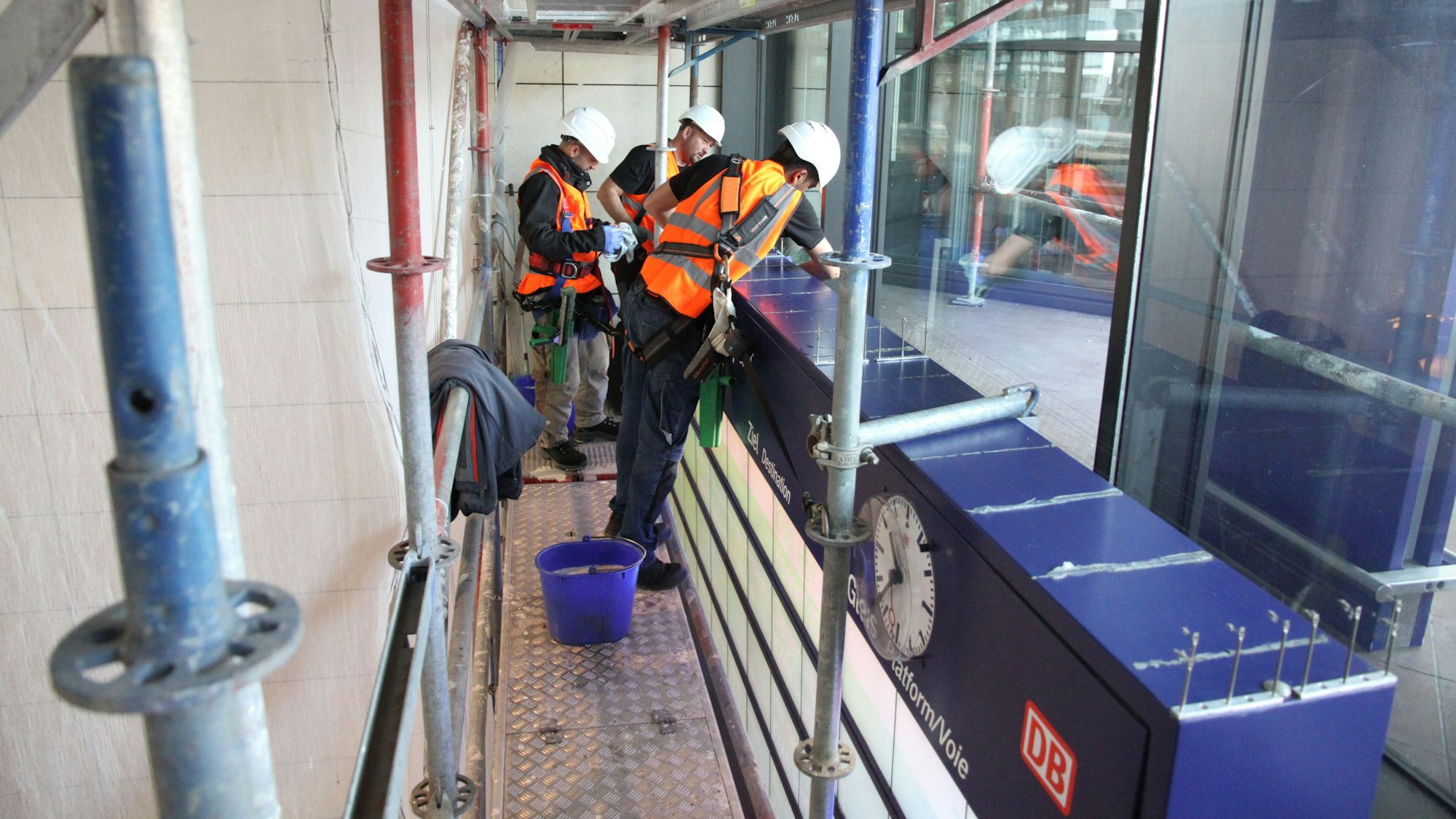 Frühjahrsputz am ICE-Bahnhof Siegburg/Bonn, Fenster und Anzeigentafel werden geputzt