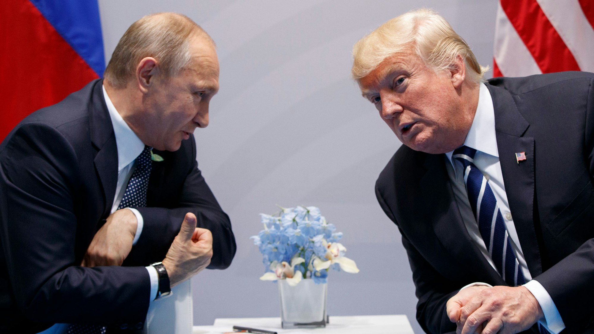 Wladimir Putin (l) und Donald Trump unterhalten sich auf dem G20-Gipfel im Jahr 2017 im Hamburg. (Archivbild)