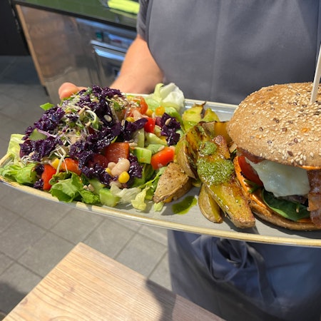 Der Beef-Bacon-Burger ist, neben den Bowls, Spezialität des kleinen, aber feinen Restaurants im Hennefer Bahnhof.