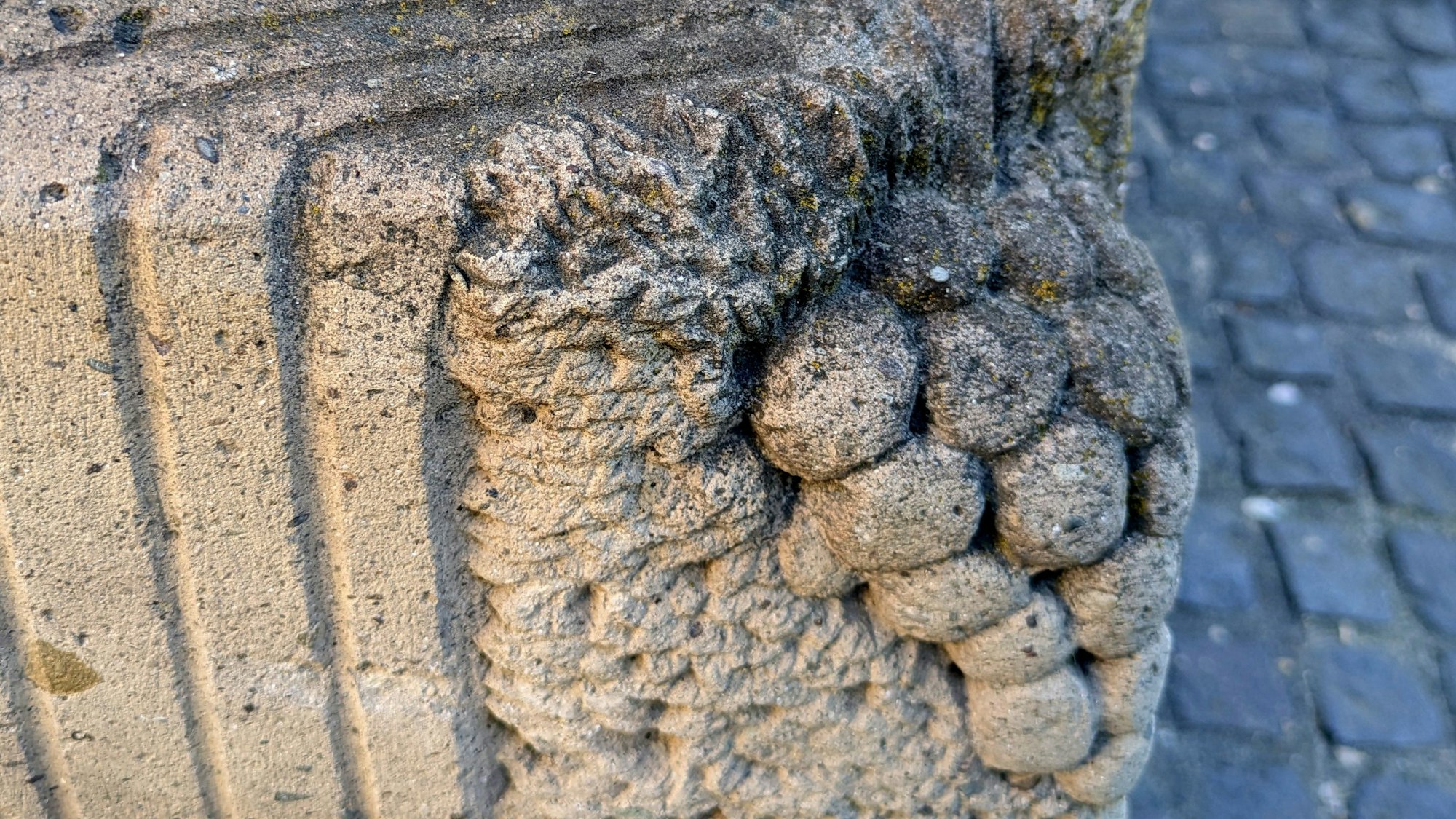 Ein Traubenmotiv erinnert an die Funktion des Gebäudes als Winzerhaus.