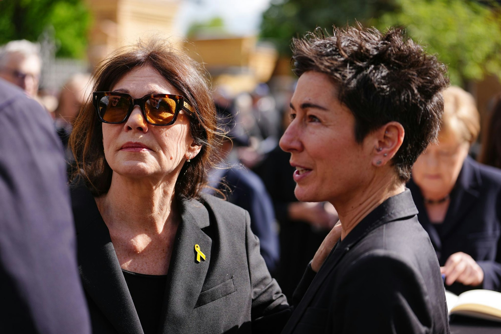 Auch Iris Berben und Dunja Hayali gehörten zu den Trauergästen.