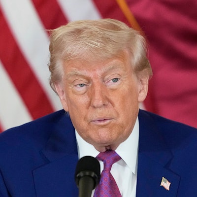 US-Präsident Donald Trump ist derzeit im Nahen Osten unterwegs - in den USA gibt es derweil Wirbel um einen Instagram-Post des ehemaligen FBI-Direktors. (Archivbild)