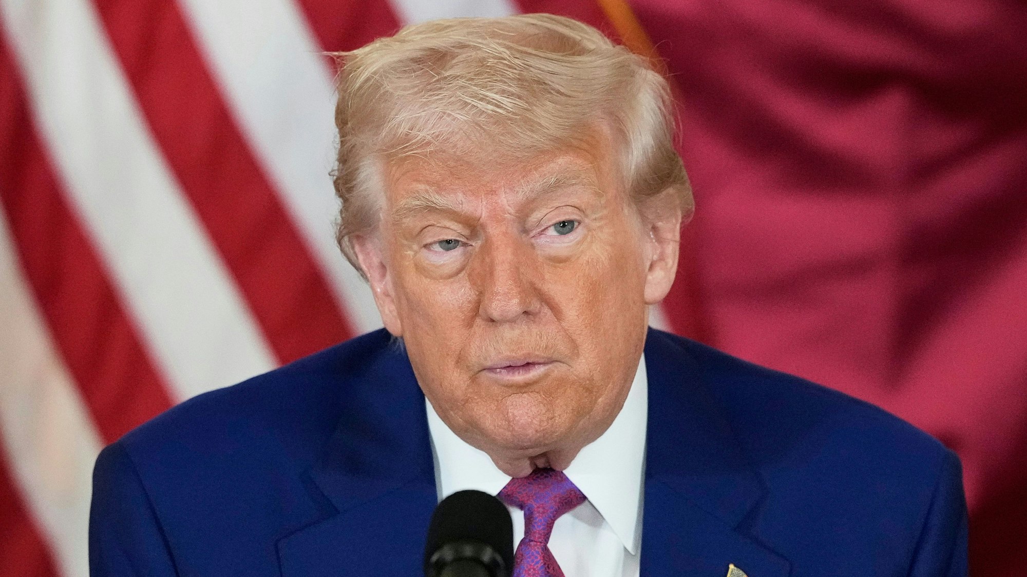 US-Präsident Donald Trump ist derzeit im Nahen Osten unterwegs - in den USA gibt es derweil Wirbel um einen Instagram-Post des ehemaligen FBI-Direktors. (Archivbild)