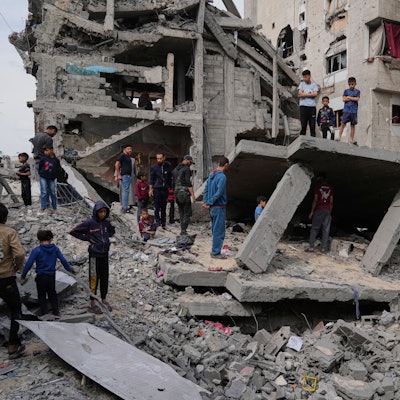 Palästinenser blicken auf die Trümmer des durch israelische Luftangriffe zerstörten Hauses der Familie Al-Lahham in Chan Junis, Gazastreifen.
