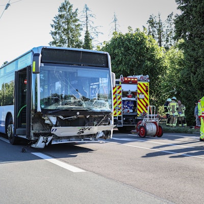 Ein Linienbus kollidierte mit zwei PKWs