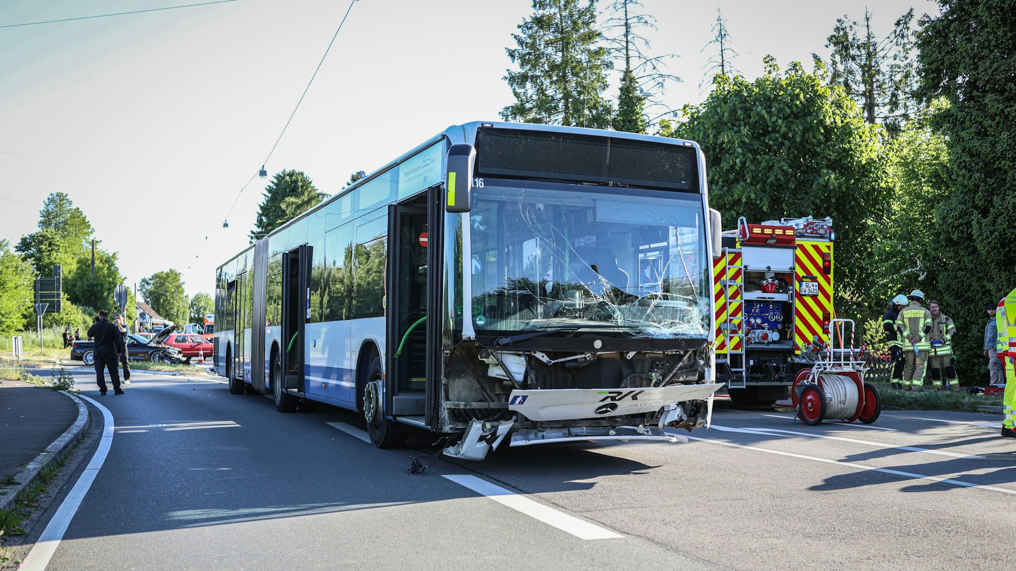 Ein Linienbus kollidierte mit zwei PKWs