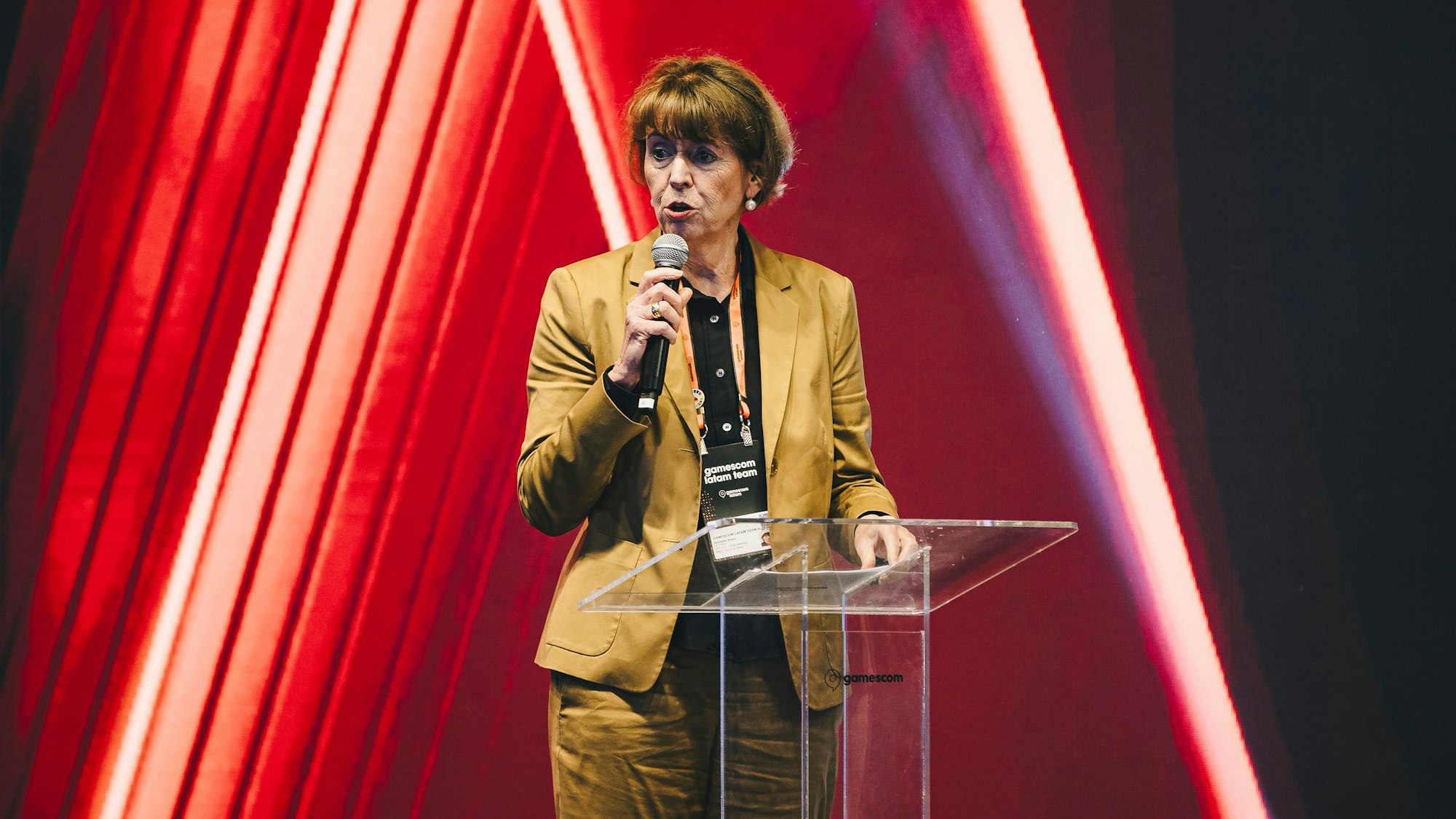 Auf dem Foto ist Kölns Oberbürgermeisterin Henriette Reker zu sehen.