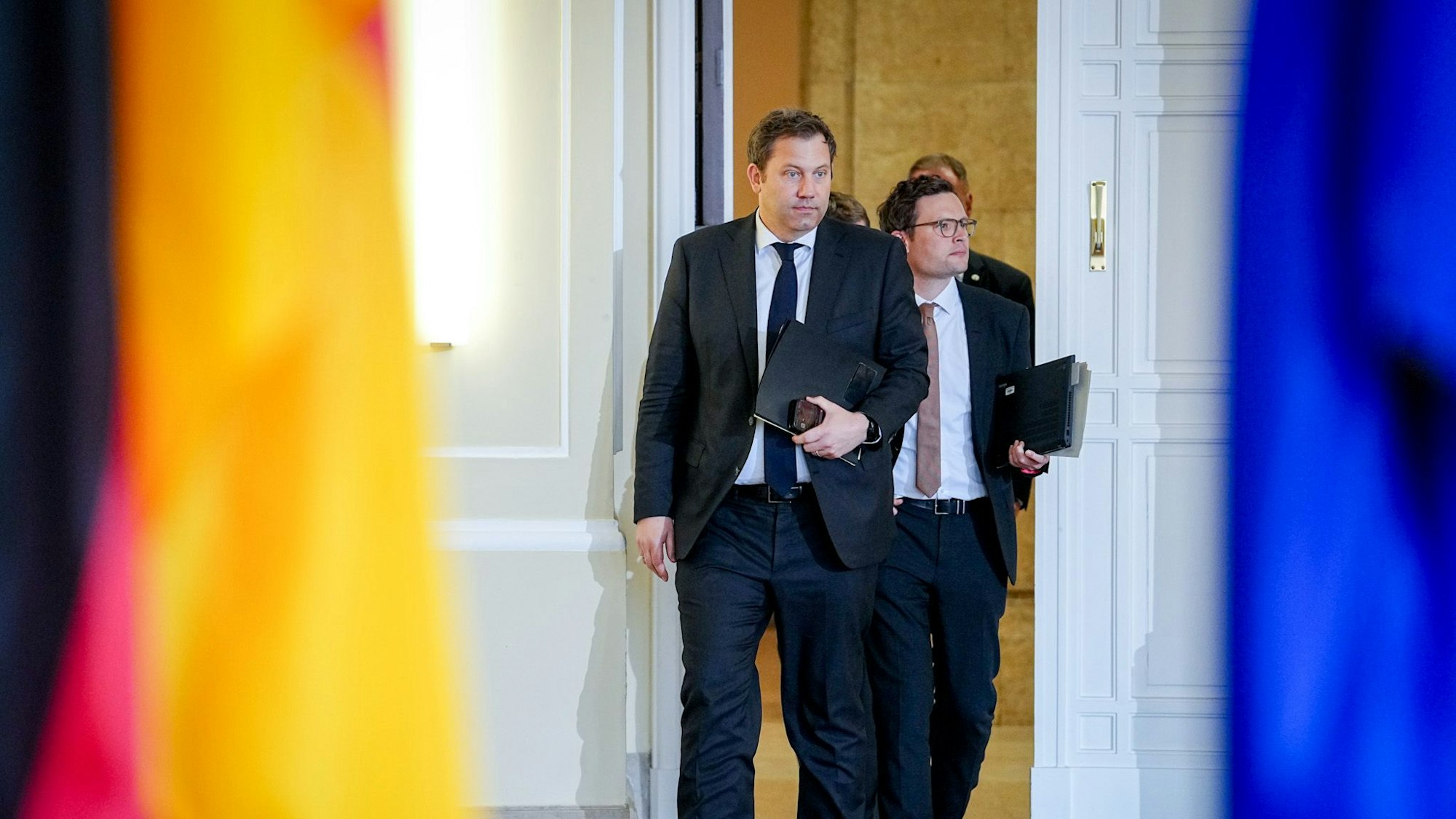 ars Klingbeil (SPD), Bundesminister der Finanzen, Vizekanzler und SPD-Bundesvorsitzender, kommt zur Pressekonferenz in seinem Ministerium zur Prognose der Steuerschätzer.