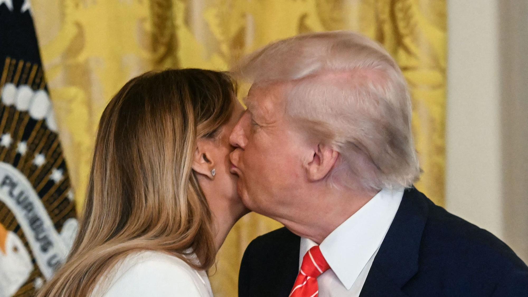 Donald Trump küsst seine First Lady Melania Trump