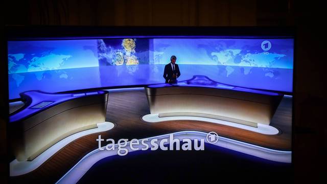 Auf einem Fernseher läuft die 20 Uhr Hauptausgabe der Tagesschau mit Sprecher Torsten Schröder. (Archivbild)