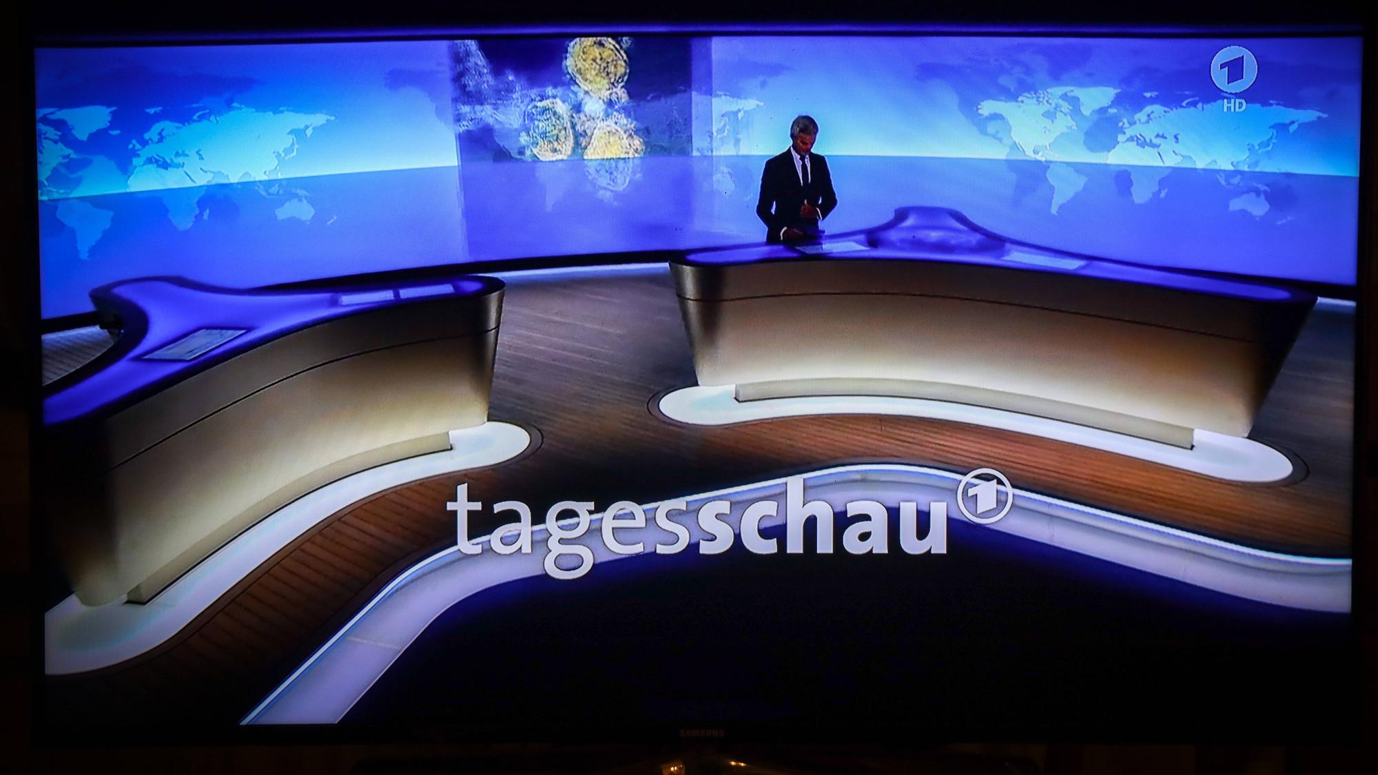 Auf einem Fernseher läuft die 20 Uhr Hauptausgabe der Tagesschau mit Sprecher Torsten Schröder. (Archivbild)
