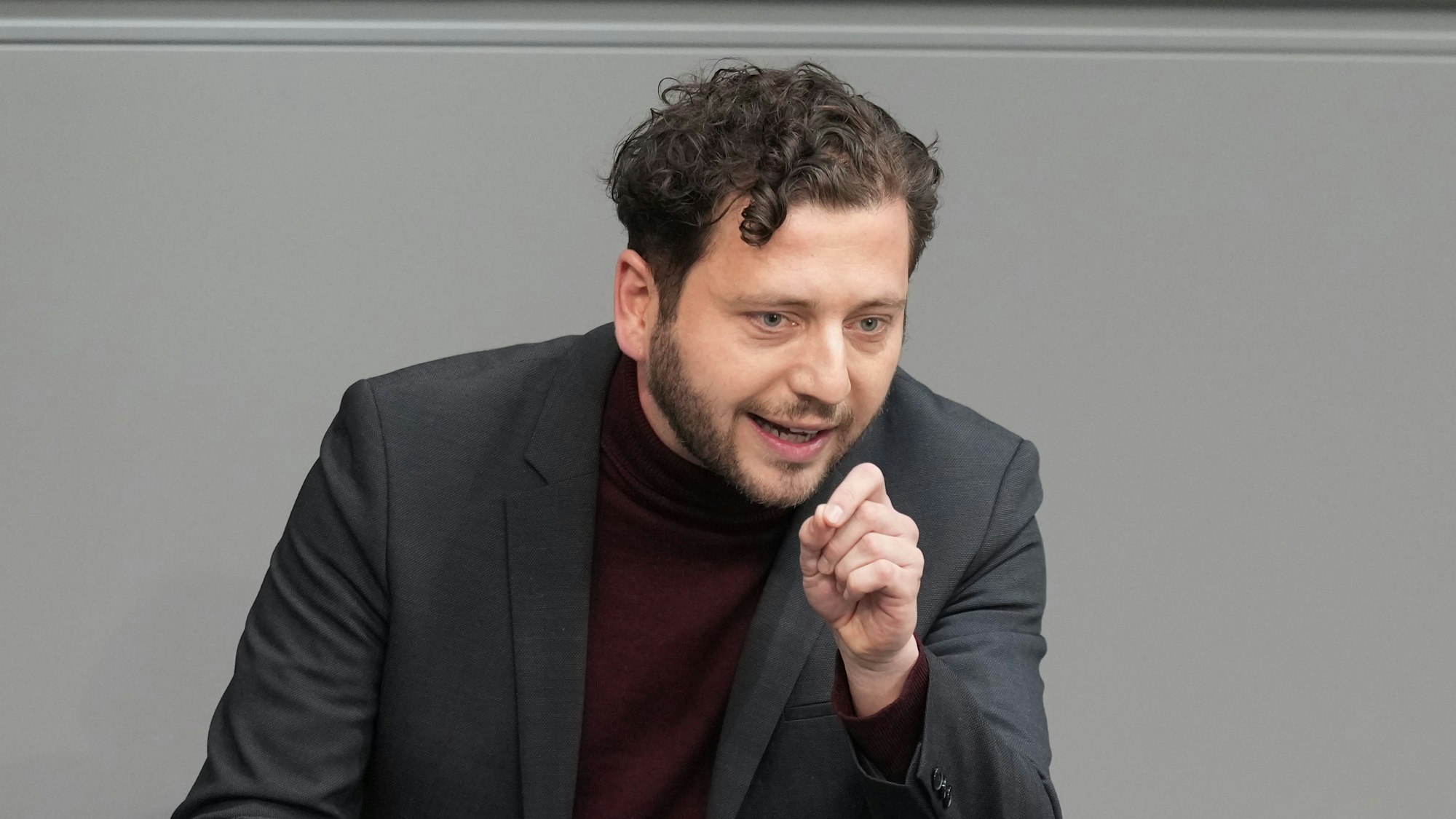 Felix Banaszak, Bundesvorsitzender von Bündnis90/Die Grünen, spricht in der 213. Plenarsitzung der 20. Legislaturperiode im Deutschen Bundestag.