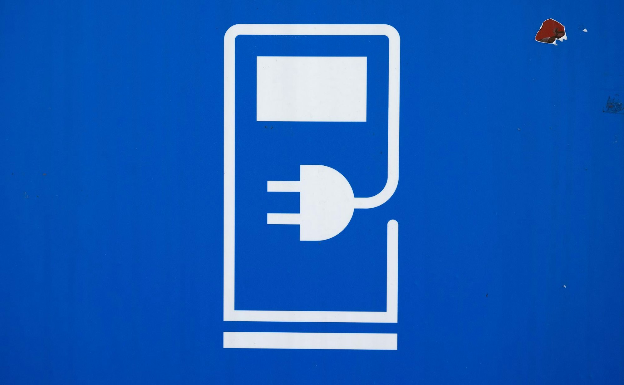 Die Mehrheit der privaten Autobesitzer in Deutschland misstraut nach einer Umfrage der HUK Coburg nach wie vor dem Elektroauto. (Symbolbild)