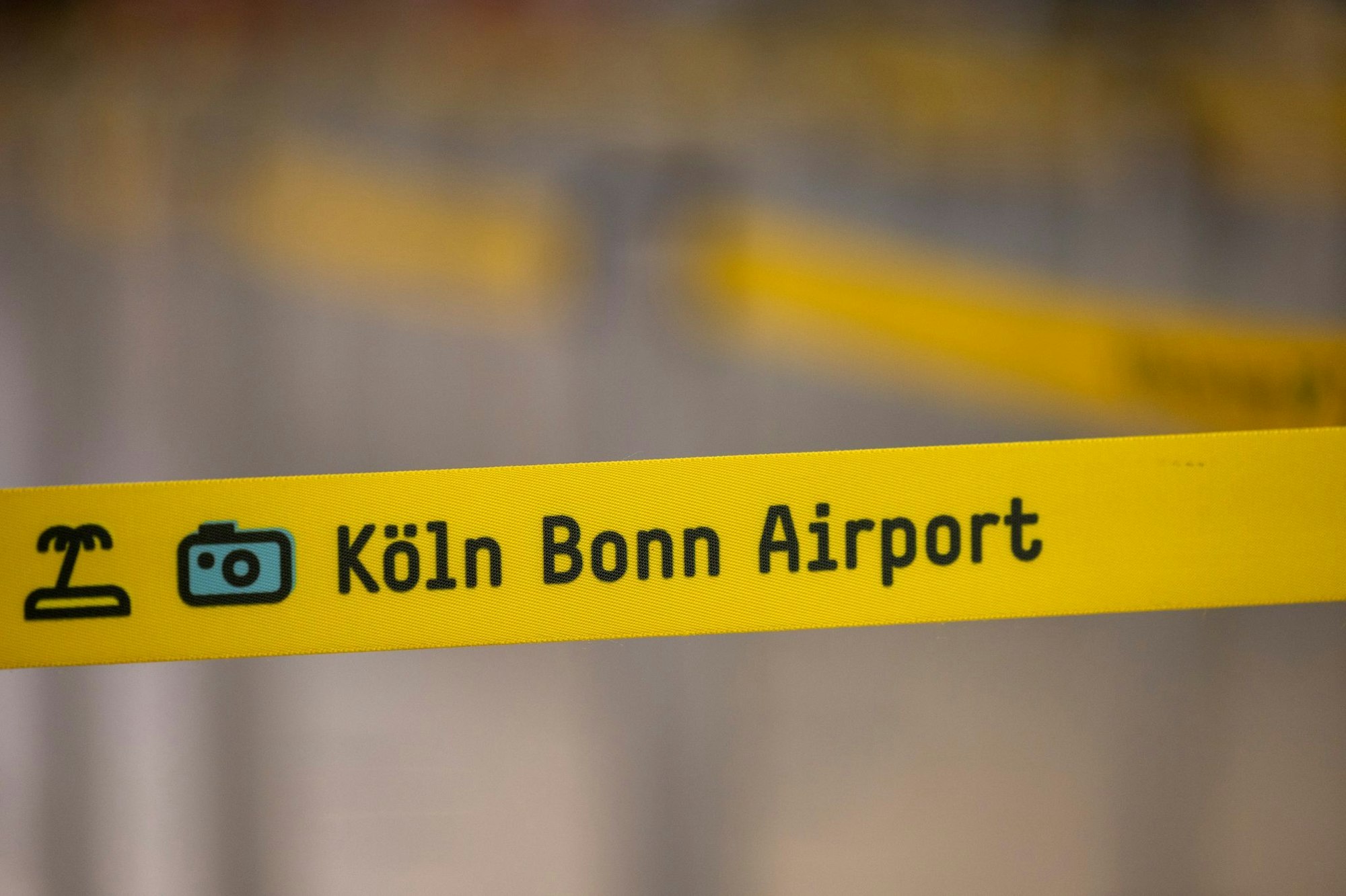 Absperrbänder am Flughafen Köln-Bonn.