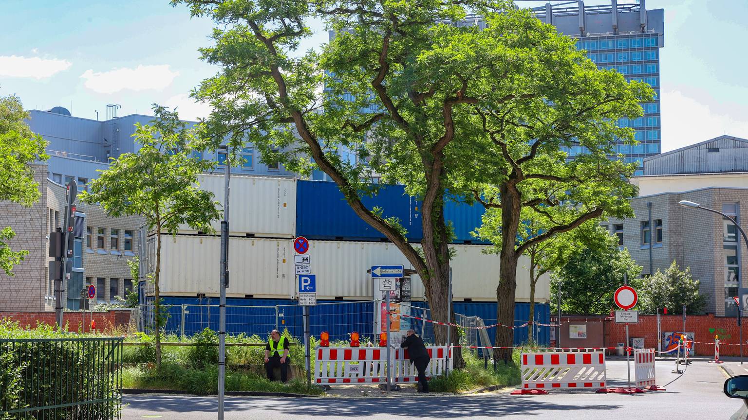 16.05.2025
Köln
Auf dem Leiblplatz in Lindenthal findet heute eine Grabung bei einem Kampfmittelverdacht statt. Wird eine Bombe gefunden, kommt es am nächsten Dienstag zu umfangreichen Evakuierunge. Sollte es sich um eine Bombe mit Langzeitzündern halten, werden Teile der Uniklinik und tausende Anwohner sofort evakuiert werden.
Foto: Martina Goyert