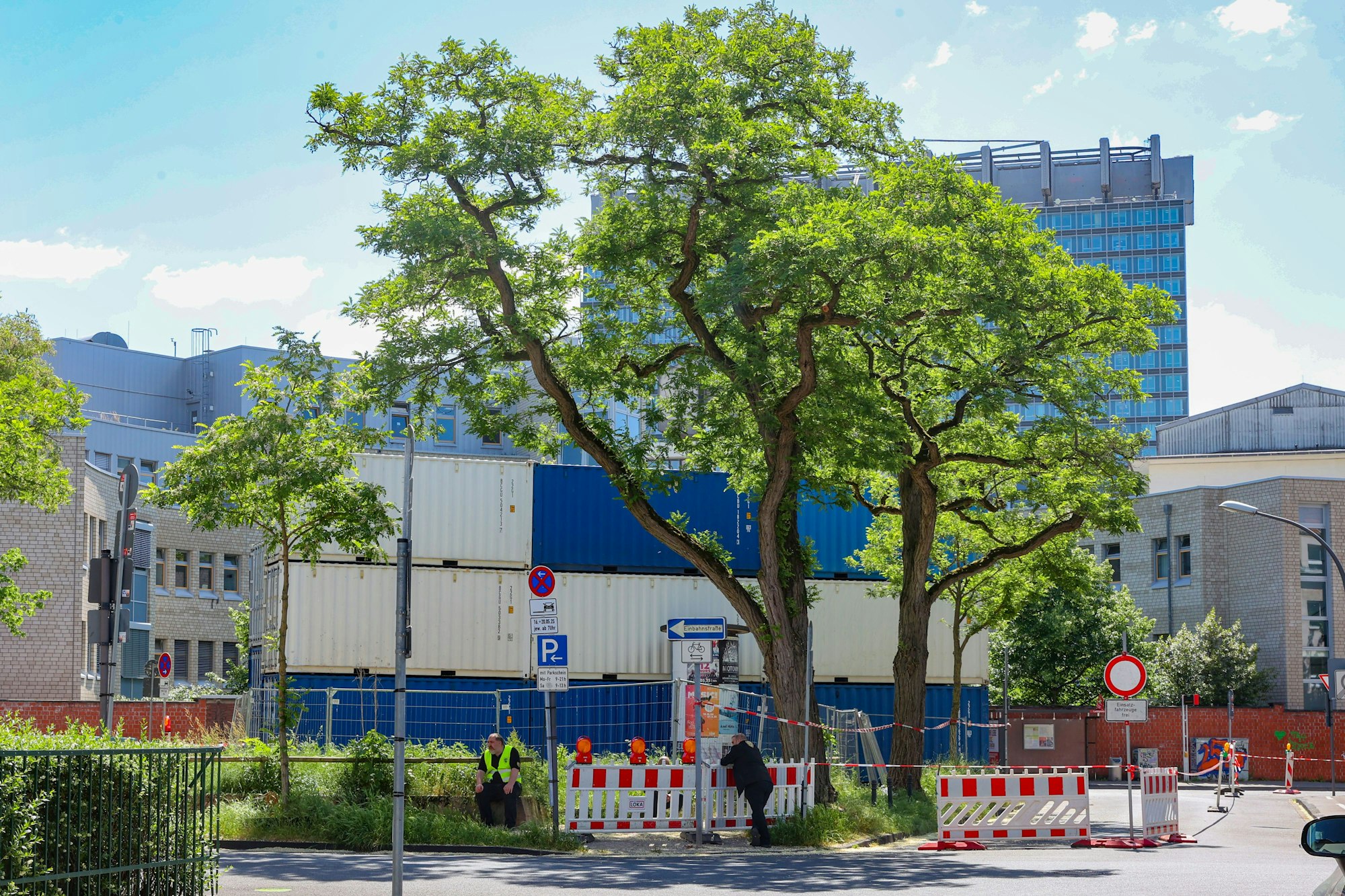 16.05.2025
Köln
Auf dem Leiblplatz in Lindenthal findet heute eine Grabung bei einem Kampfmittelverdacht statt. Wird eine Bombe gefunden, kommt es am nächsten Dienstag zu umfangreichen Evakuierunge. Sollte es sich um eine Bombe mit Langzeitzündern halten, werden Teile der Uniklinik und tausende Anwohner sofort evakuiert werden.
Foto: Martina Goyert